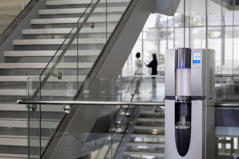 ION M vesiautomaatti kylmä- hiilihappo-, haaleavesi jalustalla